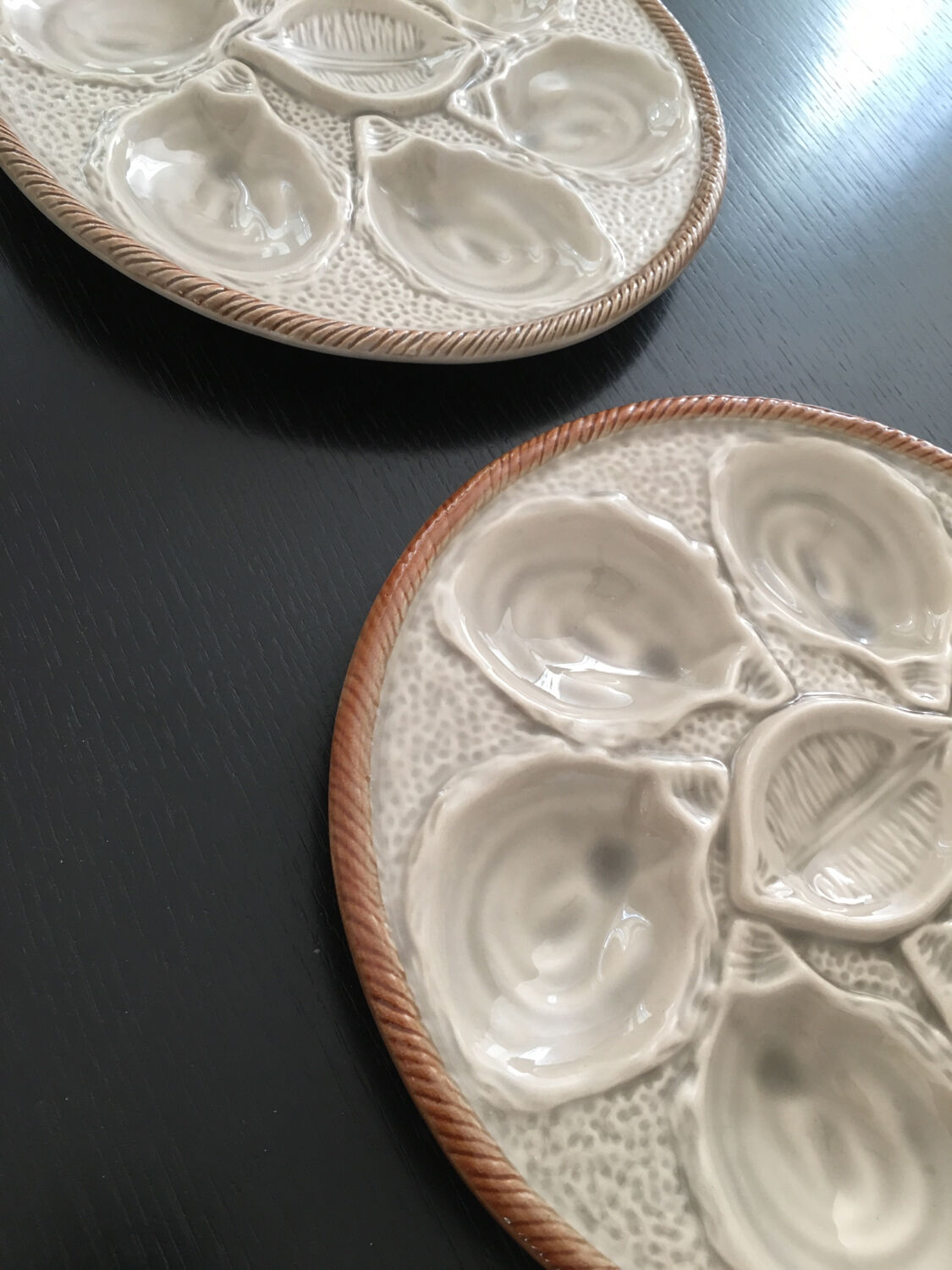 Lot de deux assiettes à huître