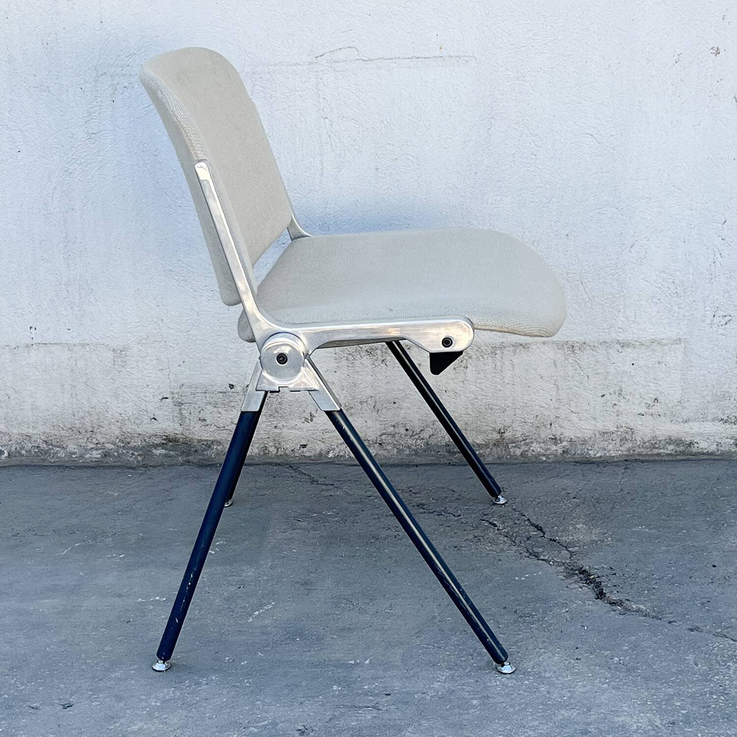 Série de 4 chaises modèle DSC 106 de Giancarlo Piretti pour Castelli