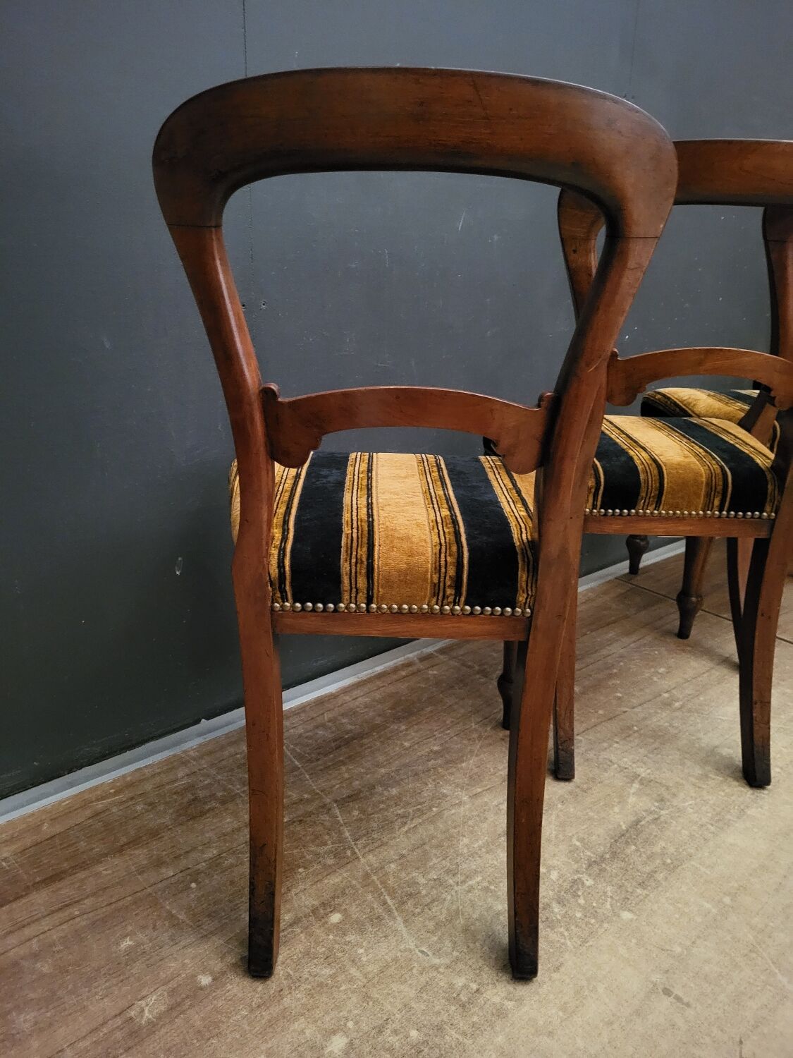 Lot suite de 6 chaises signées G. Rogers. en bois massif et velours