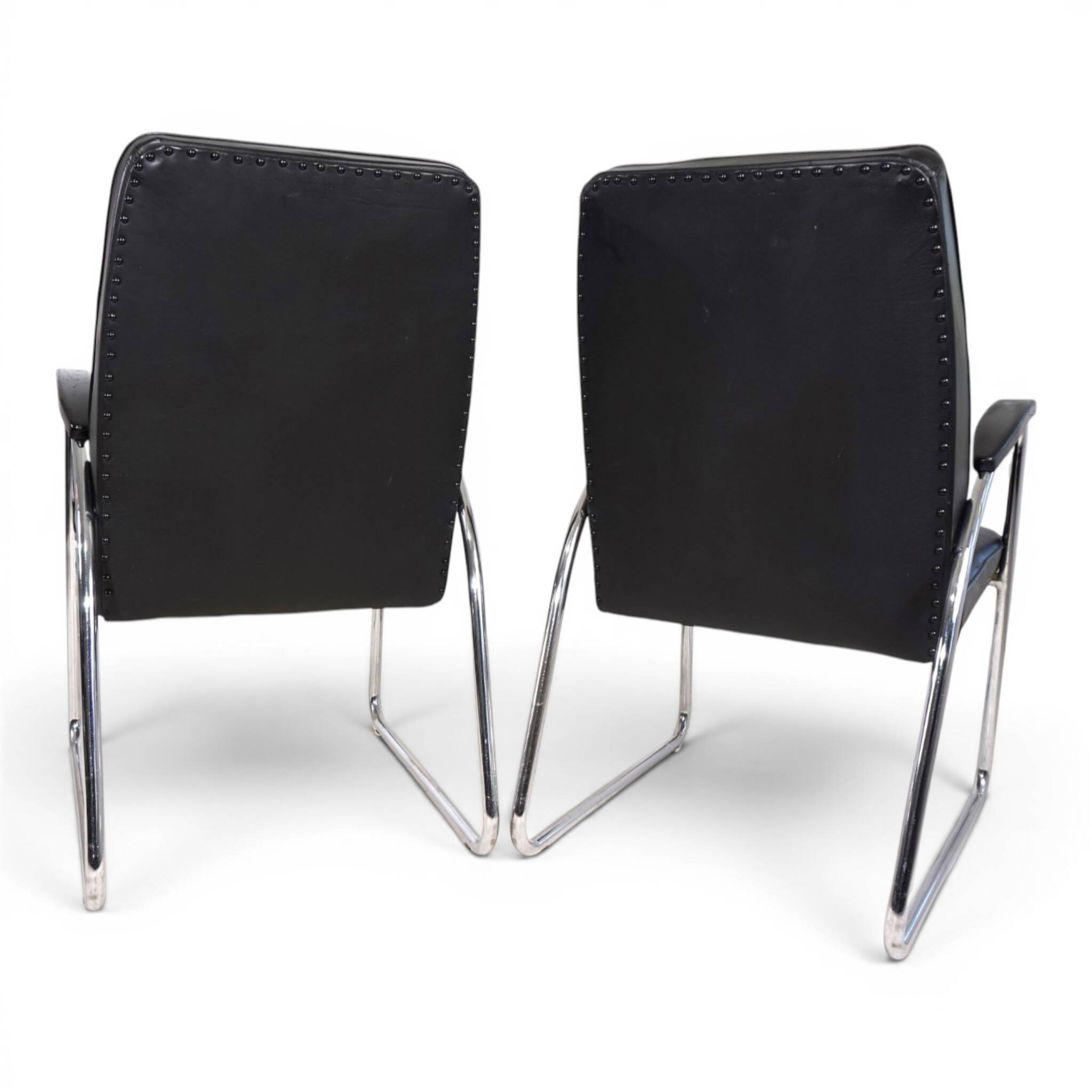 Set of 2 tubular steel Bauhaus Streamline leather armchairs, 1930.