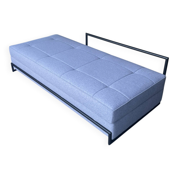 Lit de jour par Eileen Gray en métal noir et tissu en laine Kvadrat pour Classicon.