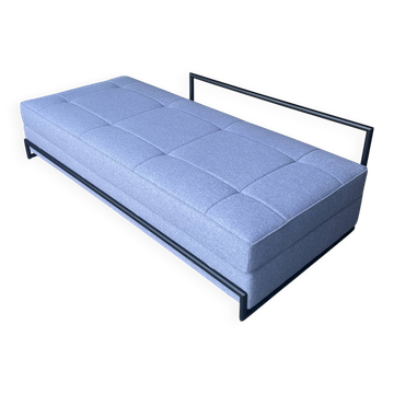 Lit de jour par Eileen Gray en métal noir et tissu en laine Kvadrat pour Classicon.