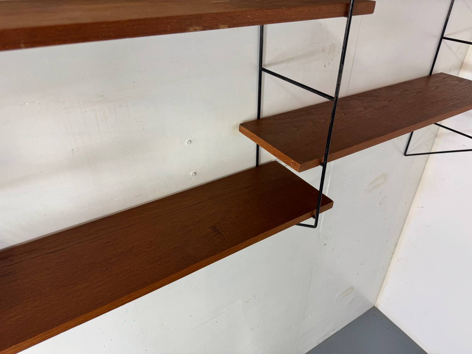 Système mural en teck et acier de style moderniste du milieu du siècle, années 1950