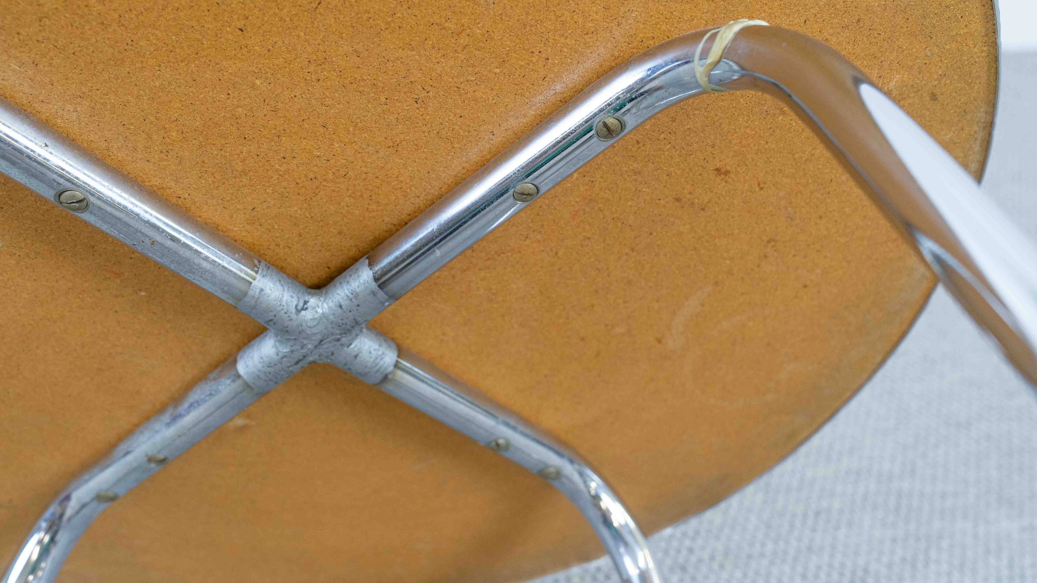 Table d'appoint en tube d'acier Bauhaus vintage