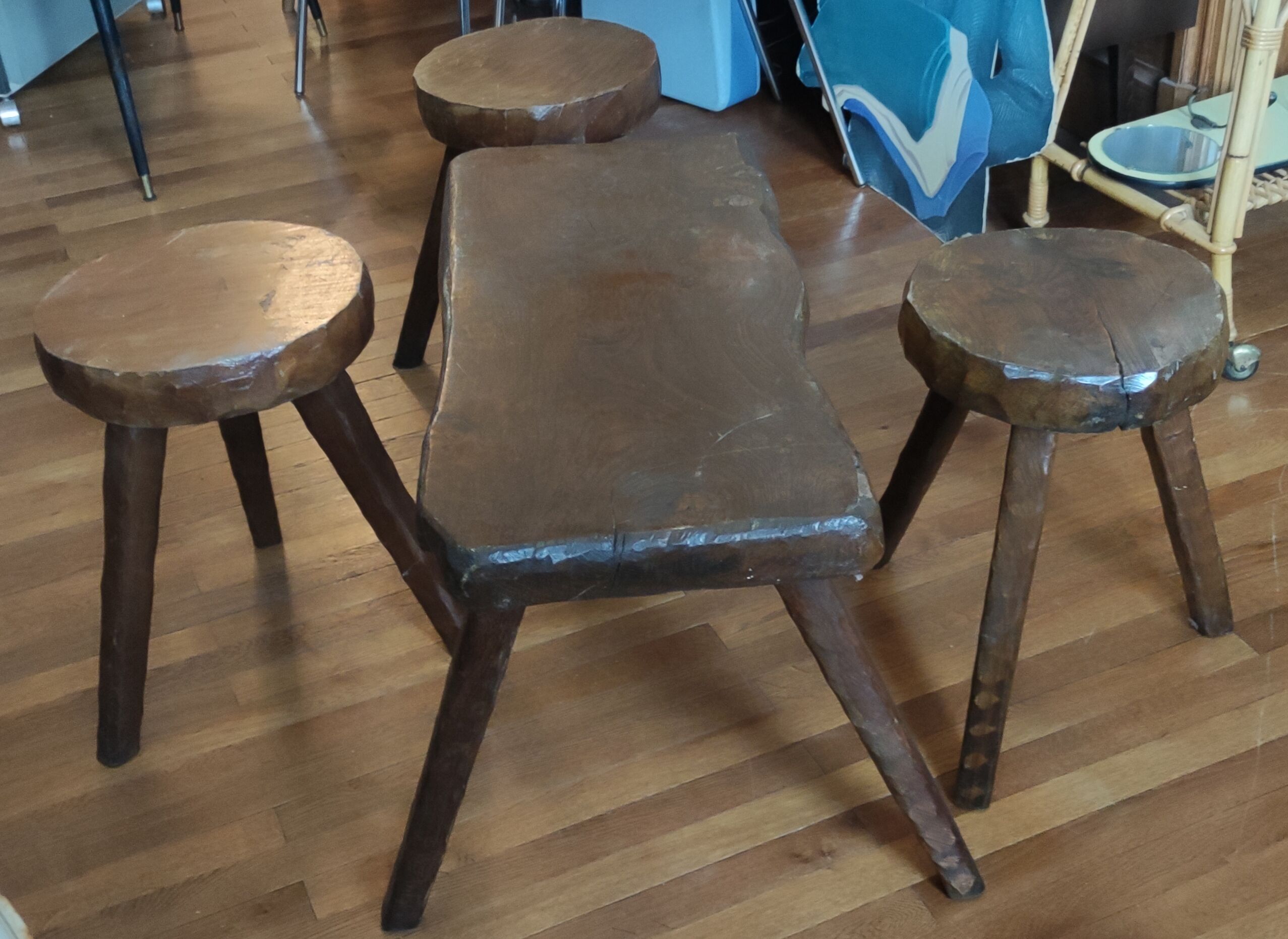 Brutalist living room / coffee table + 3 stools / design 20th