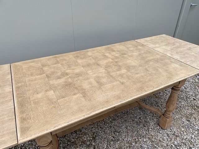 Extendable stripped farm table