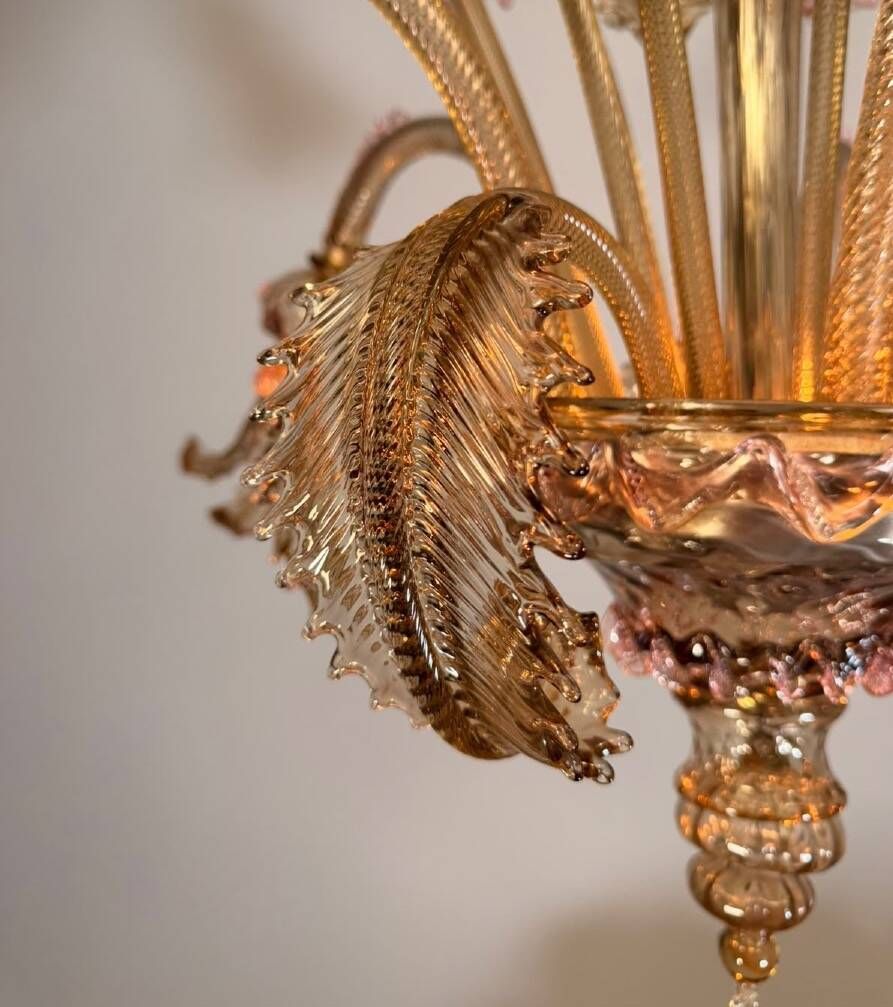 Venetian chandelier in gilded and pink Murano glass, 5 light arms, circa 1930.