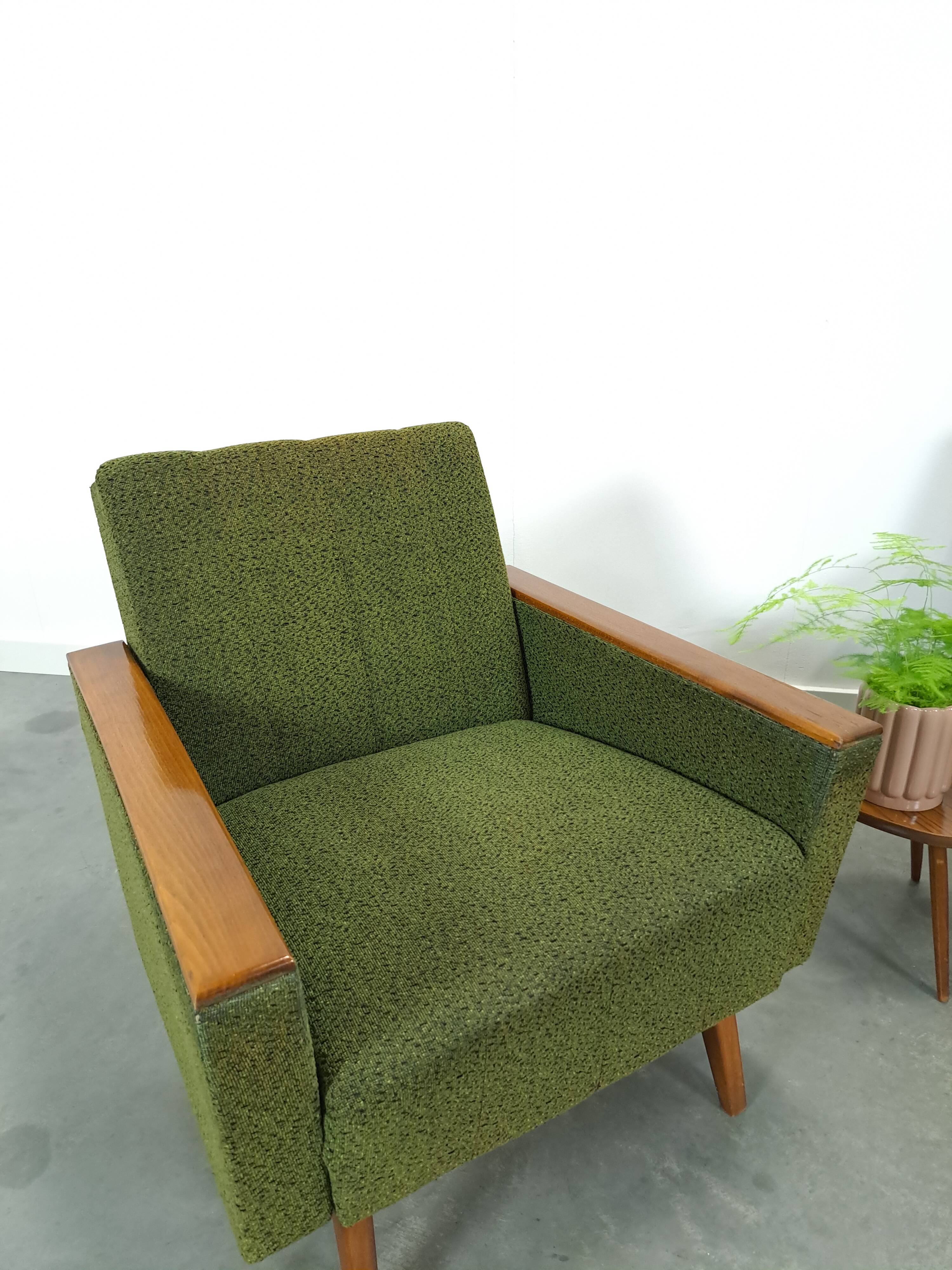 Fauteuil vert avec dossier en bois de teck
