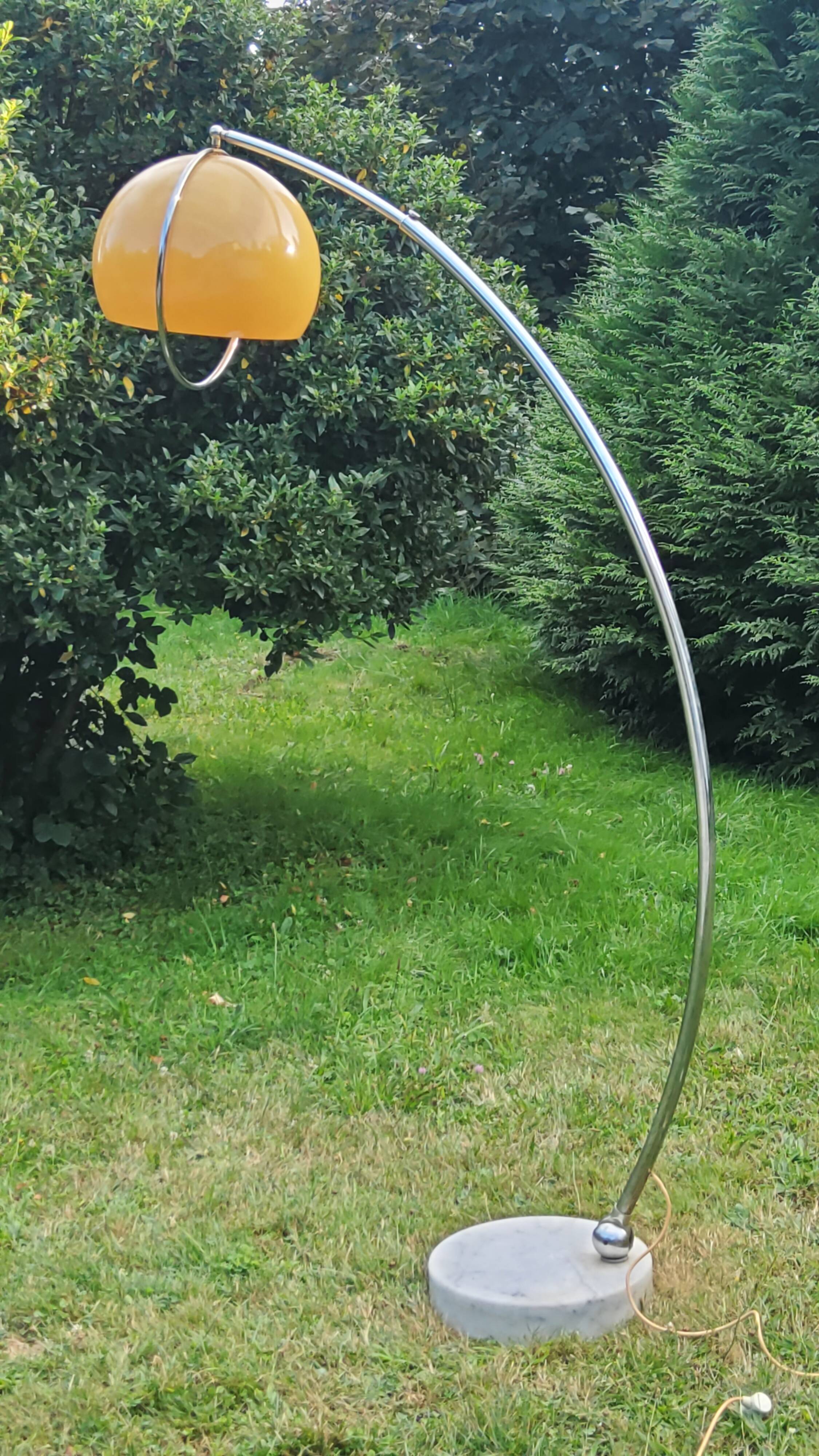 Arco telescopic design floor lamp from the 70s, marble base, chrome rod, plastic lampshade
