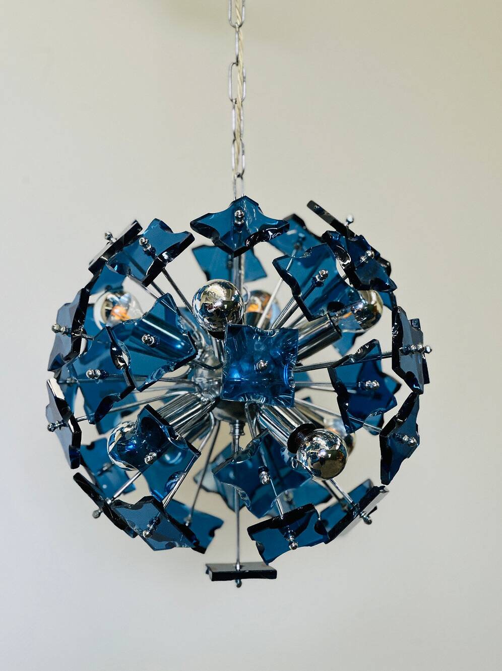 Lustre sculptural italien Spoutnik en verre martelé bleu foncé, années 1980, Italie.