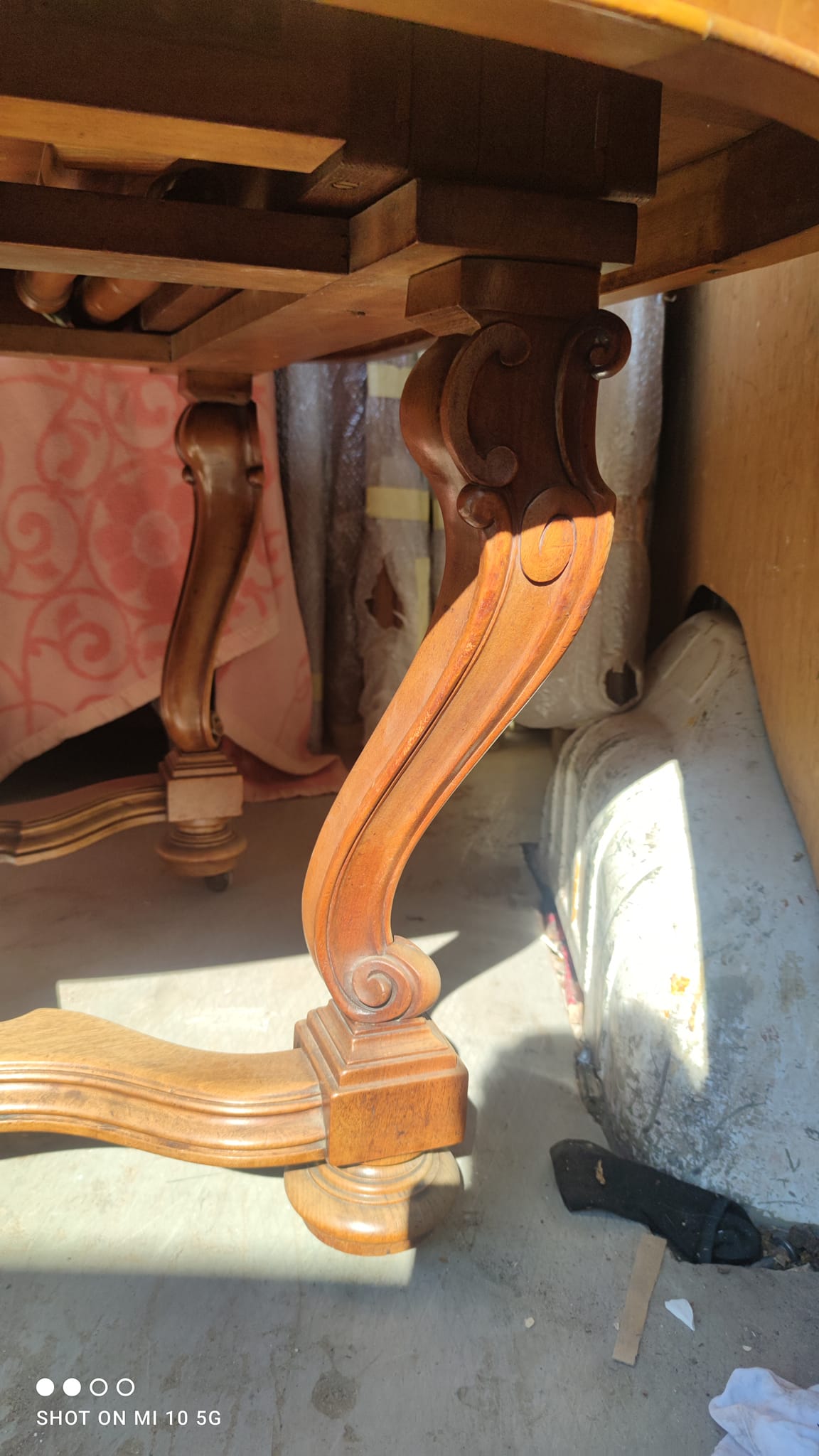 Dining table in solid blond walnut extendable Louis XV style around 1910/20