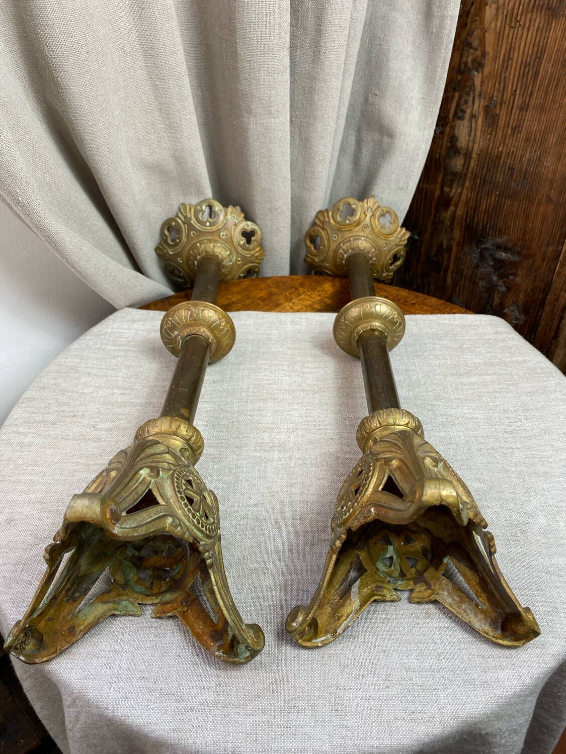 Paire de piques-cierges d’église en bronze et laiton
