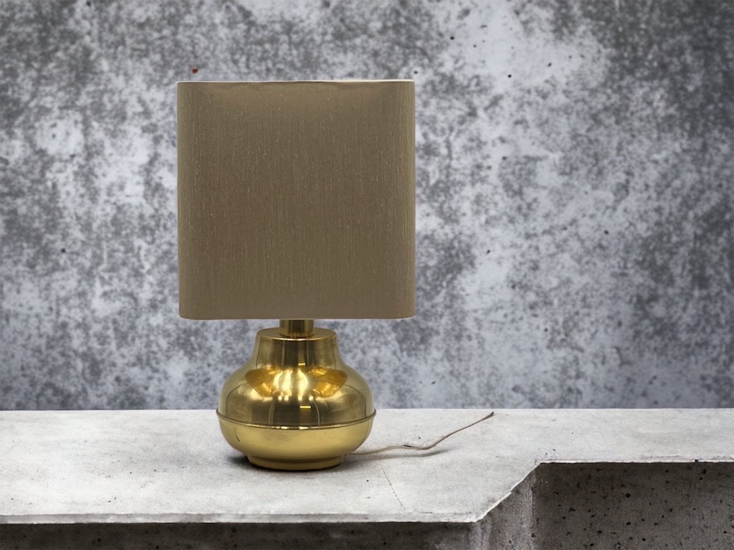 Lampe de table vintage en laiton fabriquée en Italie, années 60
