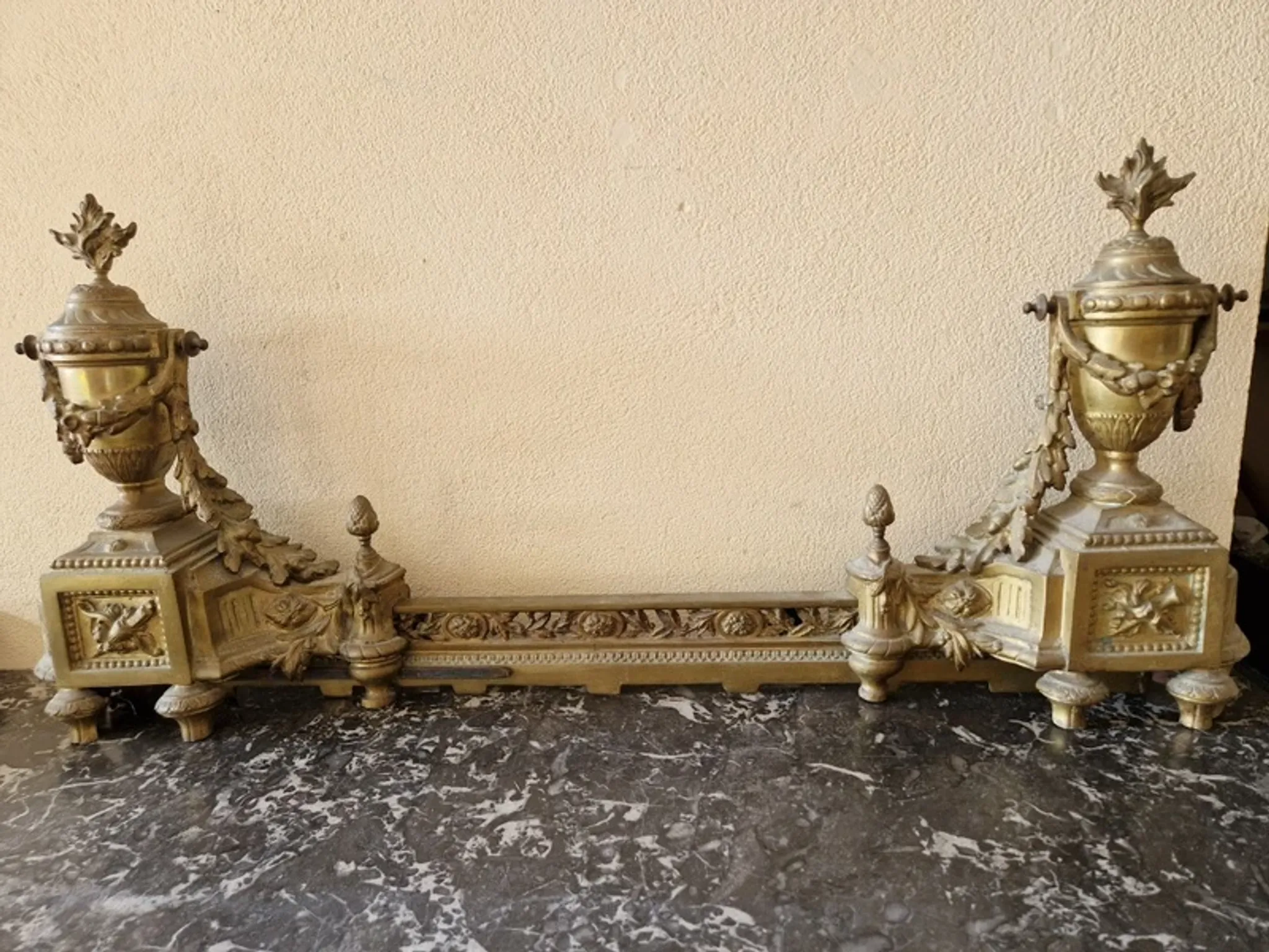 Devant de foyer, barre de cheminée, garde feu en bronze doré Louis XVI