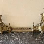Devant de foyer, barre de cheminée, garde feu en bronze doré Louis XVI