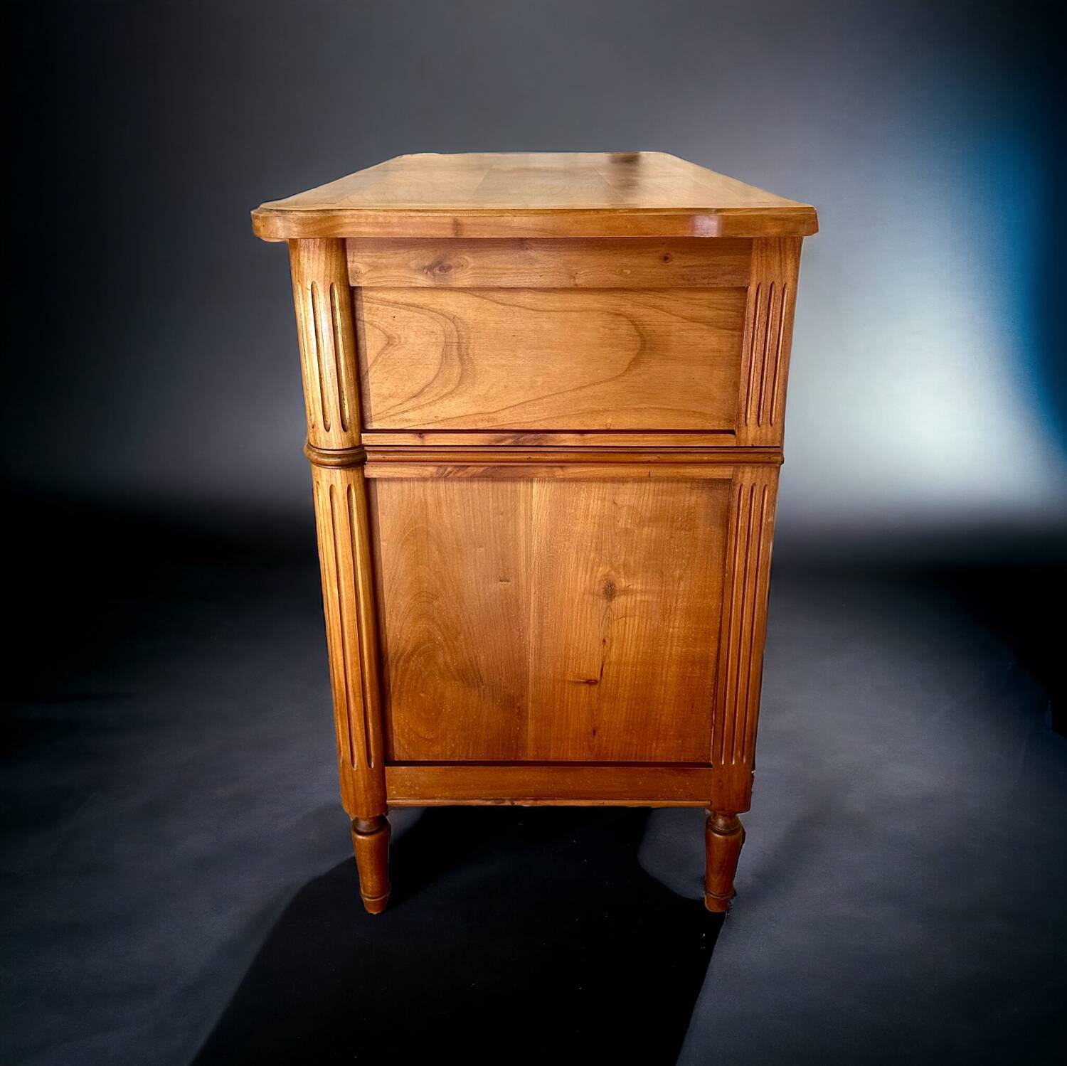 Commode de style Louis XVI en merisier