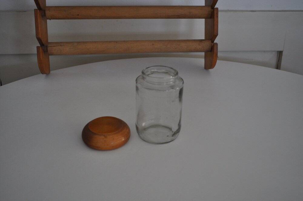 Brown wooden wall spice rack with a set of 6 glass jars, 1950s vintage style.