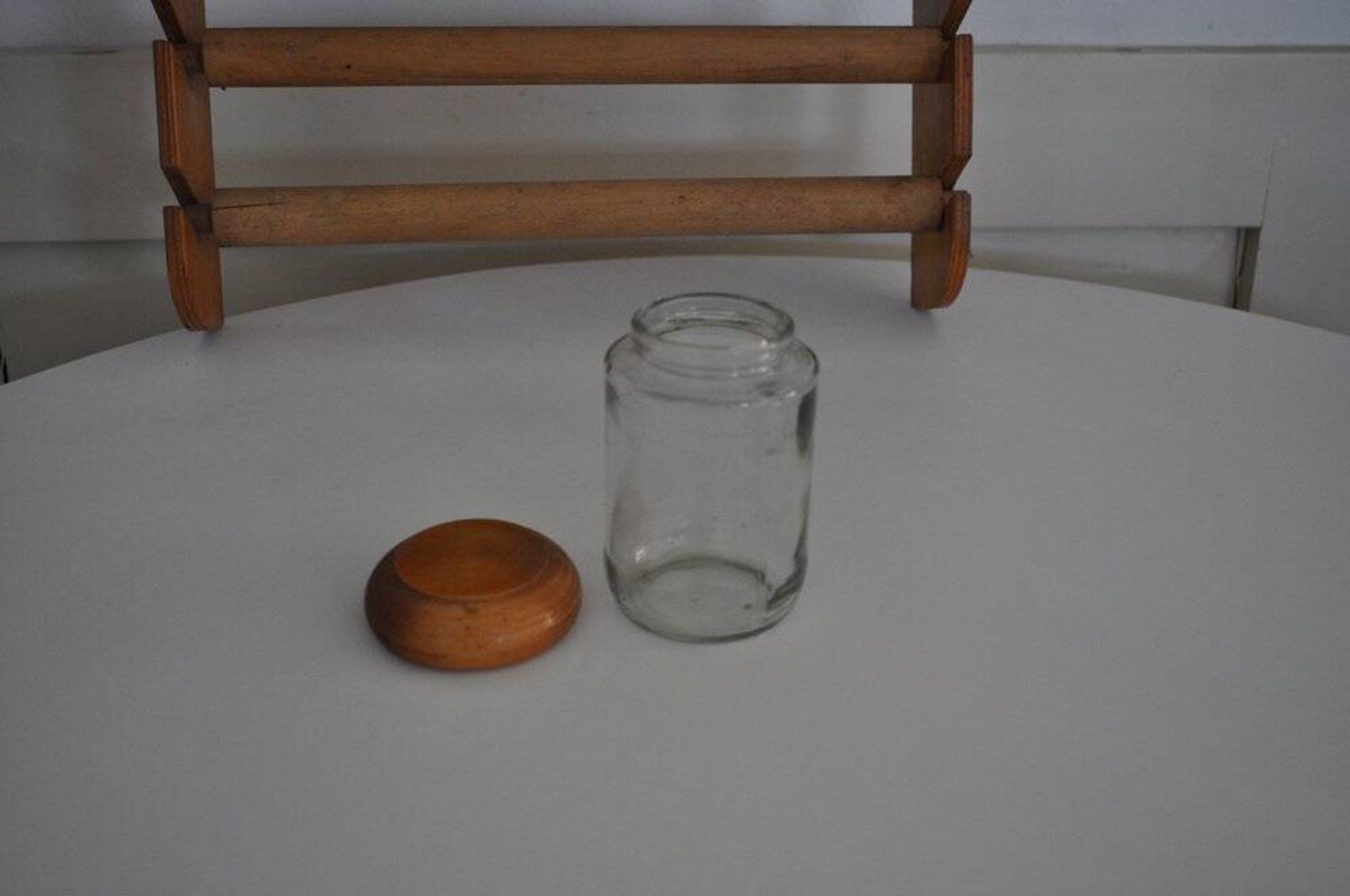 Brown wooden wall spice rack with a set of 6 glass jars, 1950s vintage style.