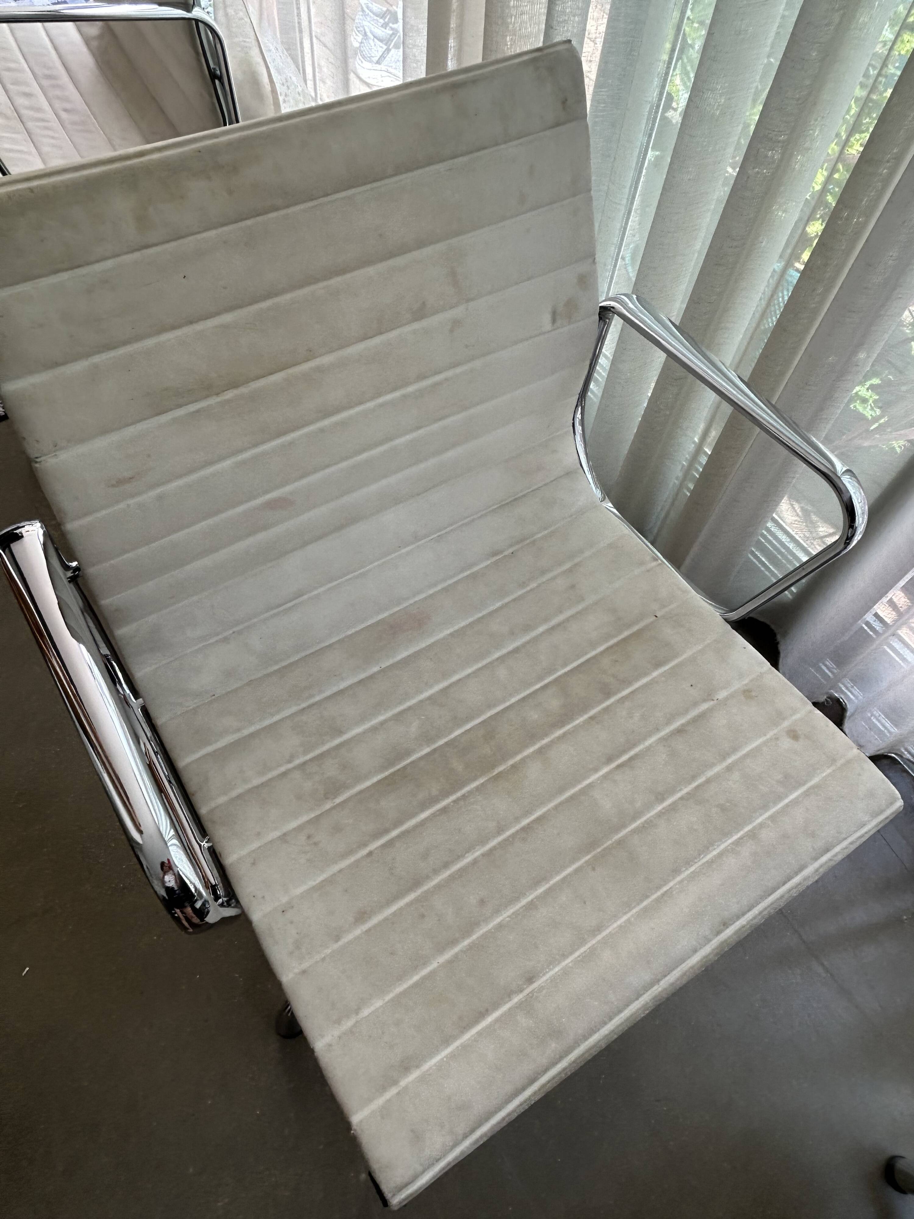 ALUMINIUM CHAIR EA 104 Pivotant