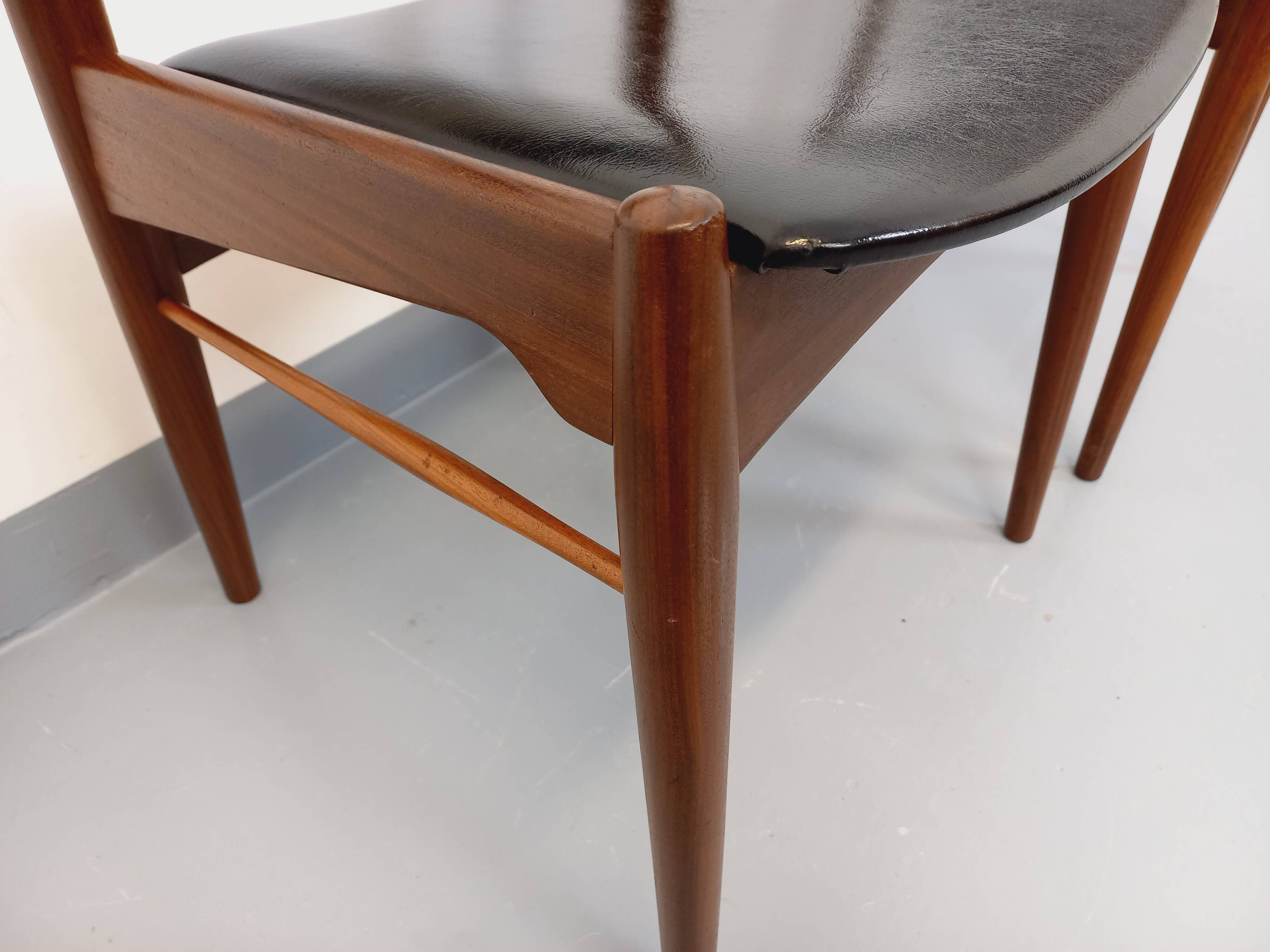 Paire de chaises scandinaves en teck et skaï, années 50-60