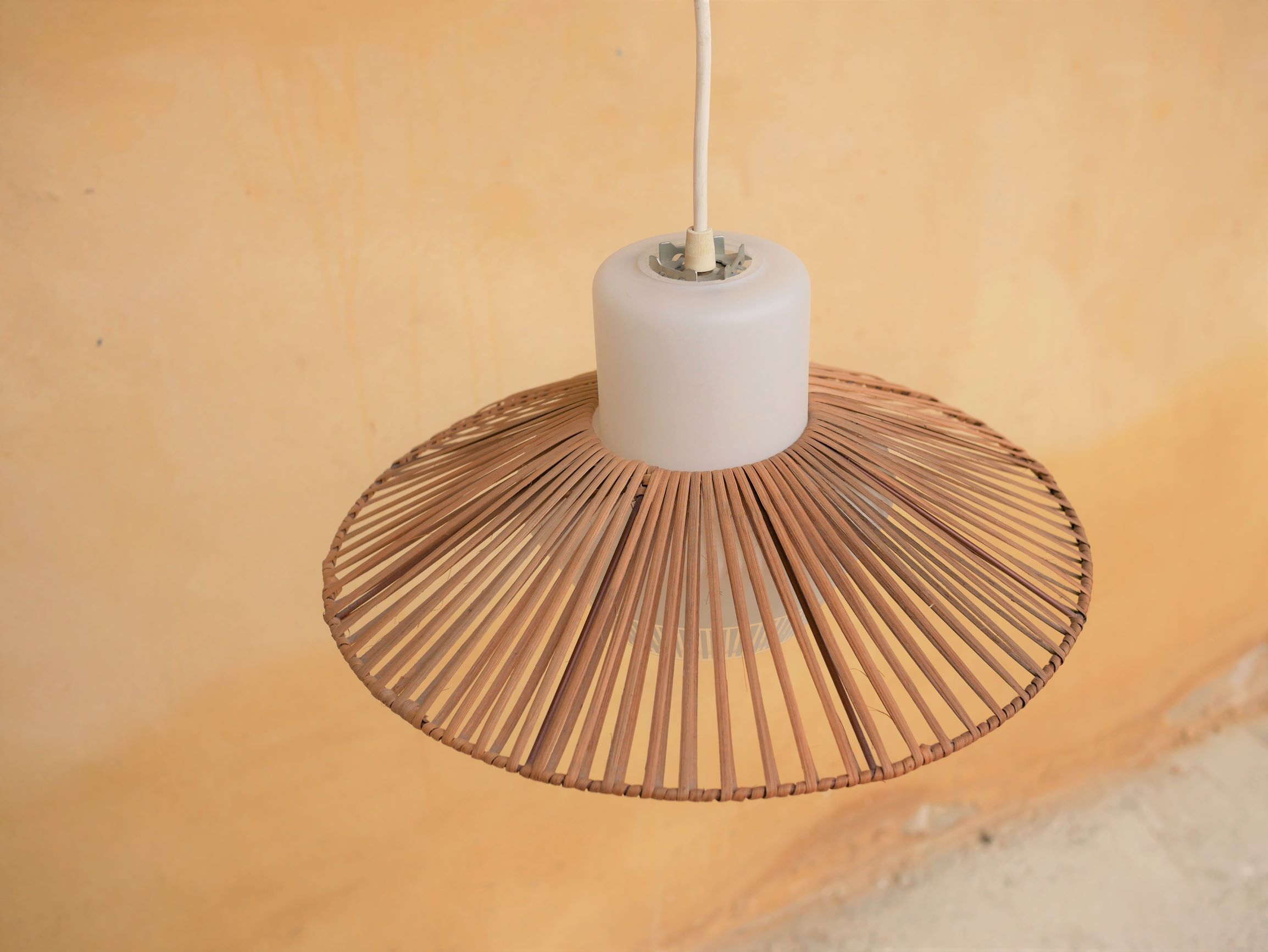 Suspension vintage en verre et en rotin