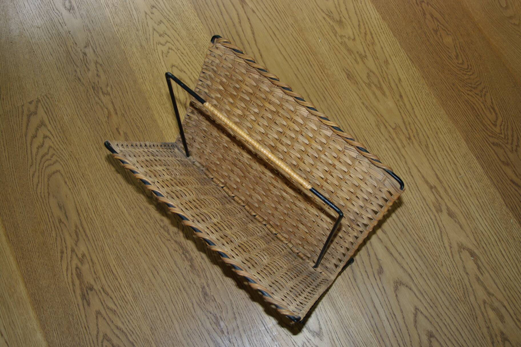 Vintage magazine rack in wrought iron and woven wicker 196