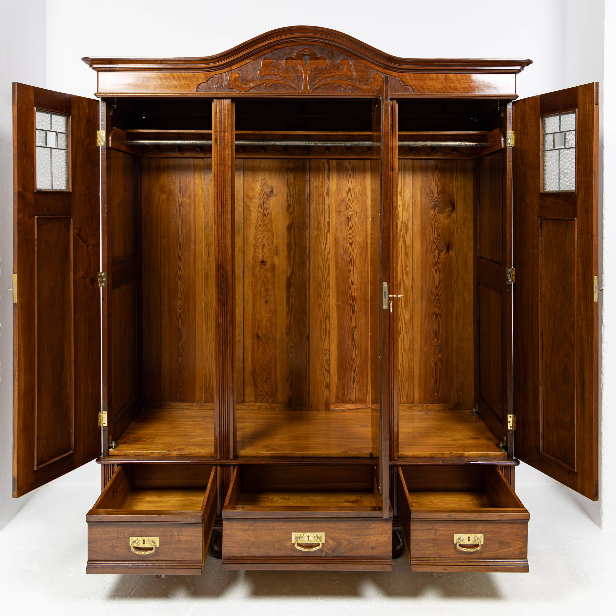 Art Nouveau wardrobe in walnut and pine - 1900-1915