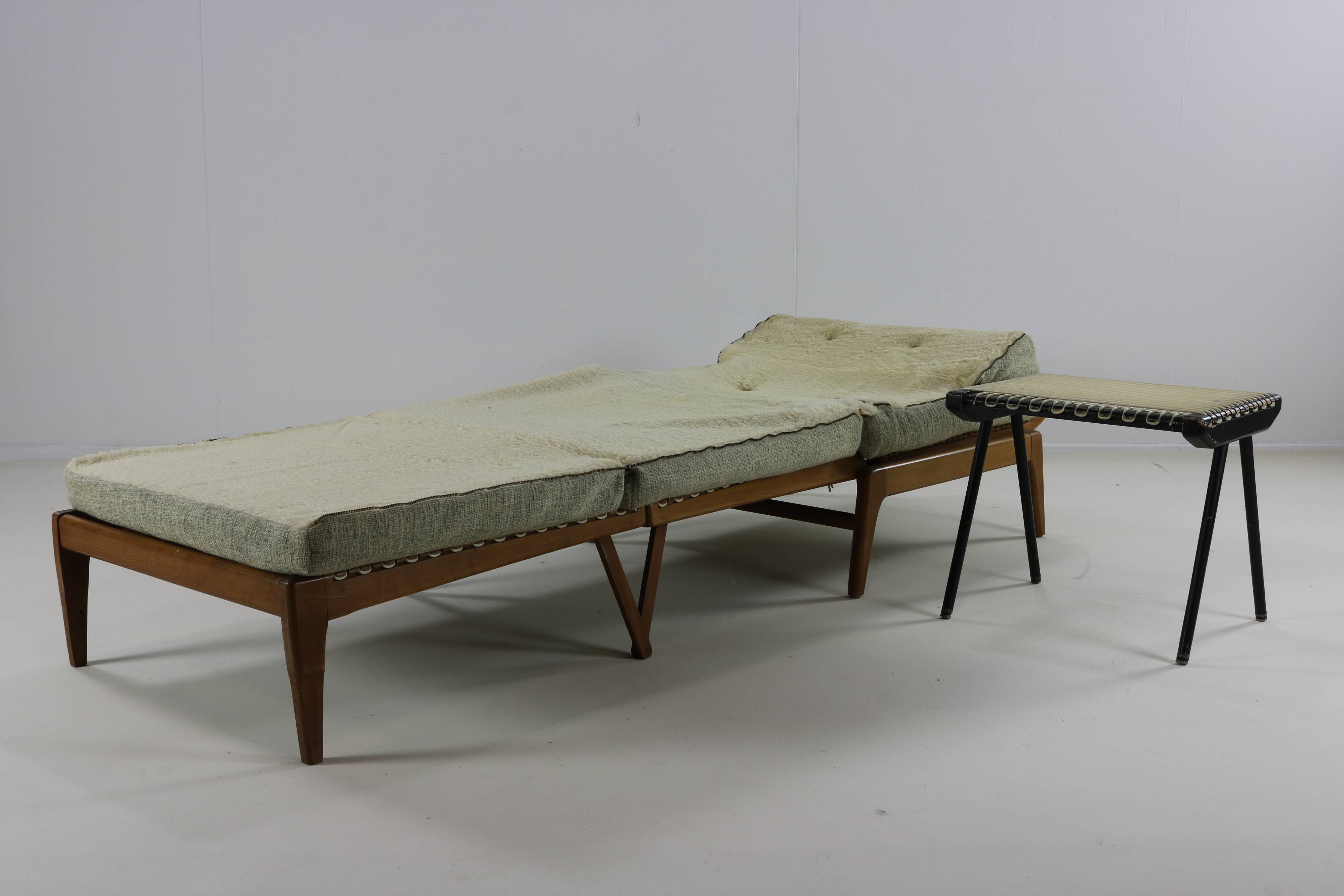 Midcentury french design fauteuil / day bed by George Tigien