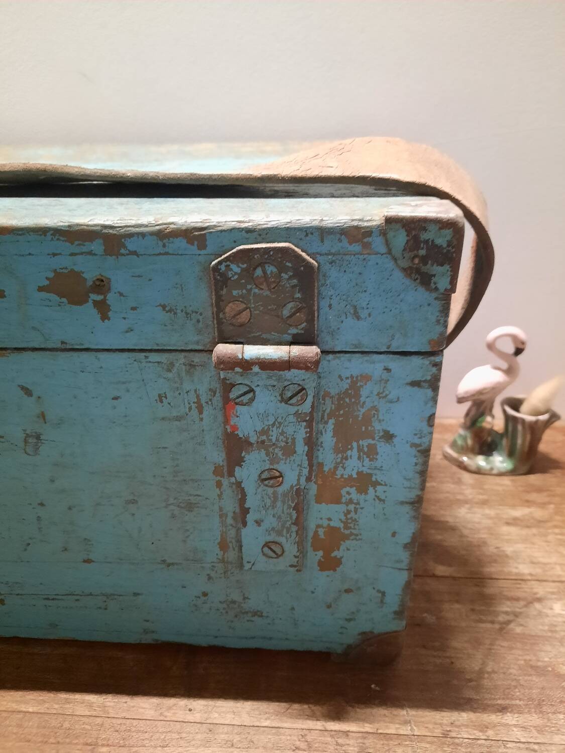 Malle ancienne en bois patinée bleue