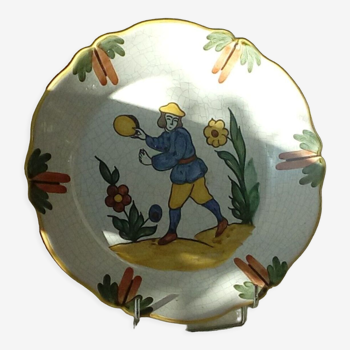 Assiette en faience nevers homme au tambourin 20 eme