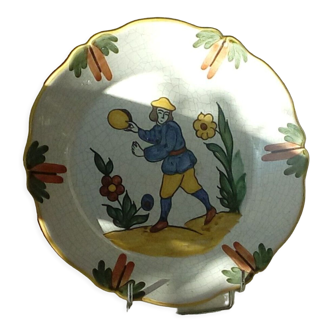 Assiette en faience nevers homme au tambourin 20 eme