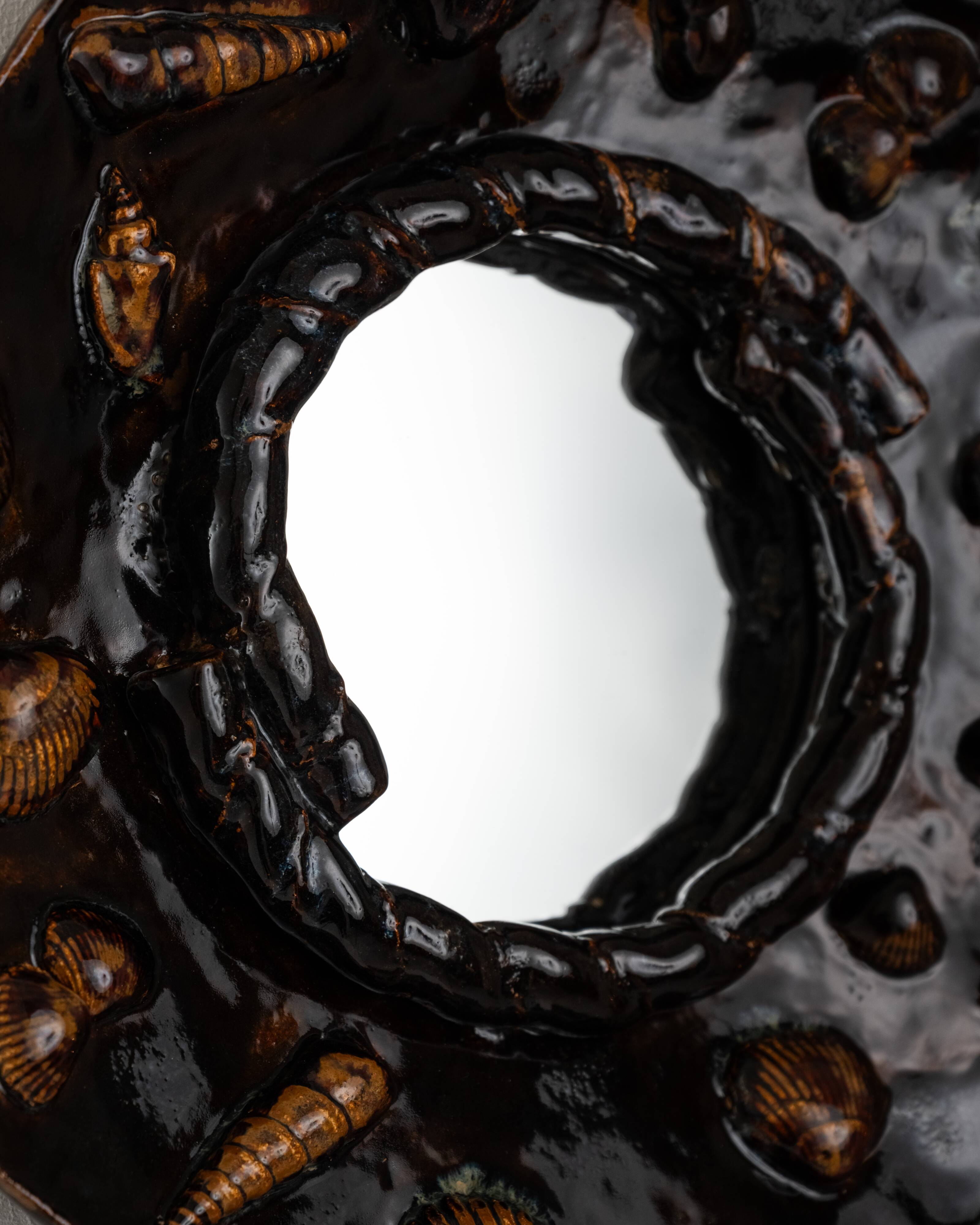 Miroir aux coquillages en grès émaillé