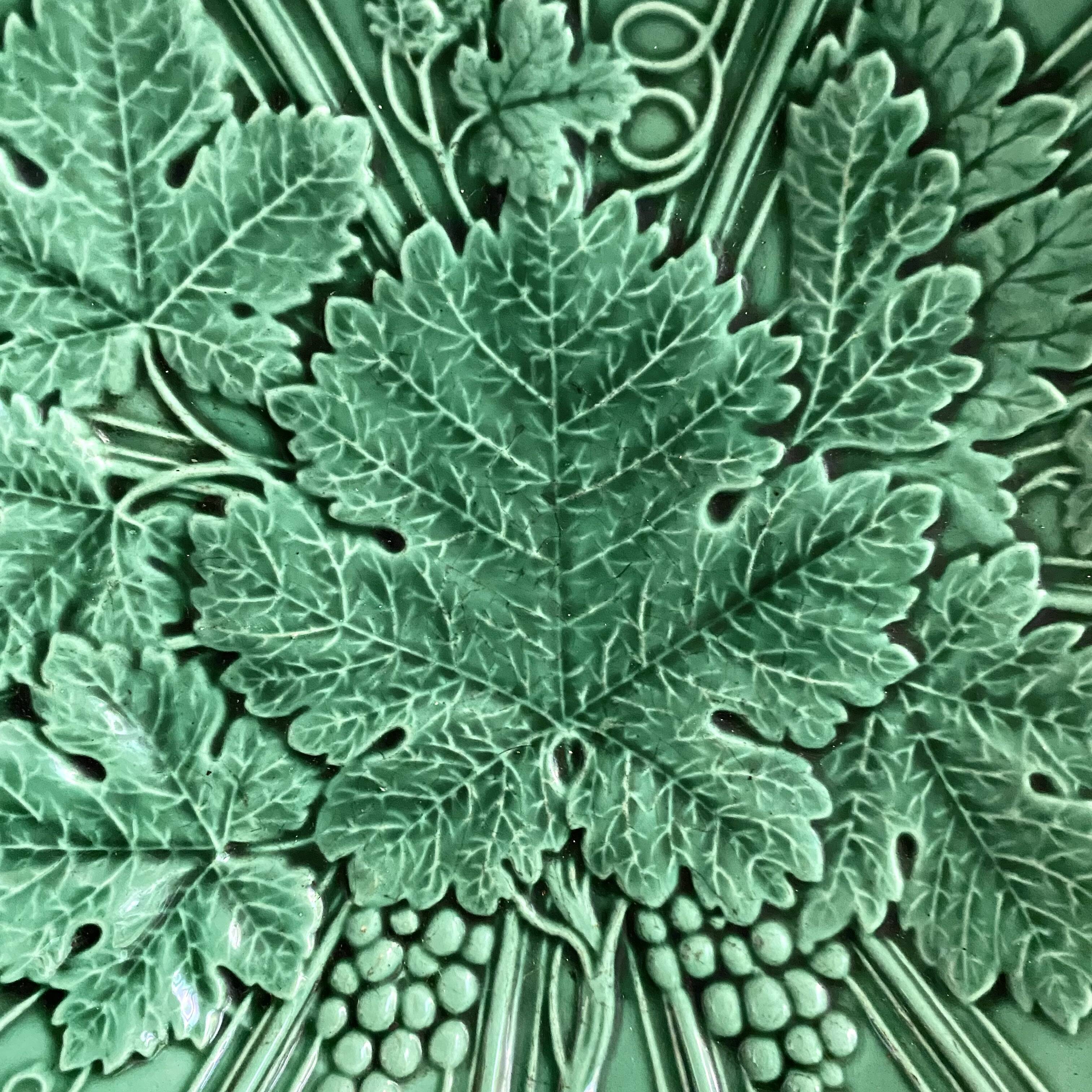 Wall plate in earthenware with a vine leaf design