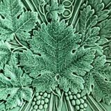 Wall plate in earthenware with a vine leaf design