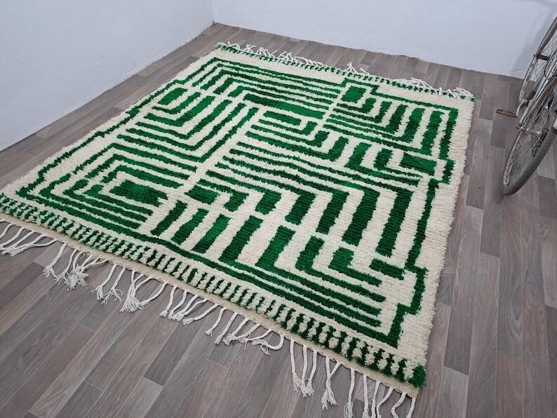Handmade pure wool rug, traditional size 200 x 300 cm.