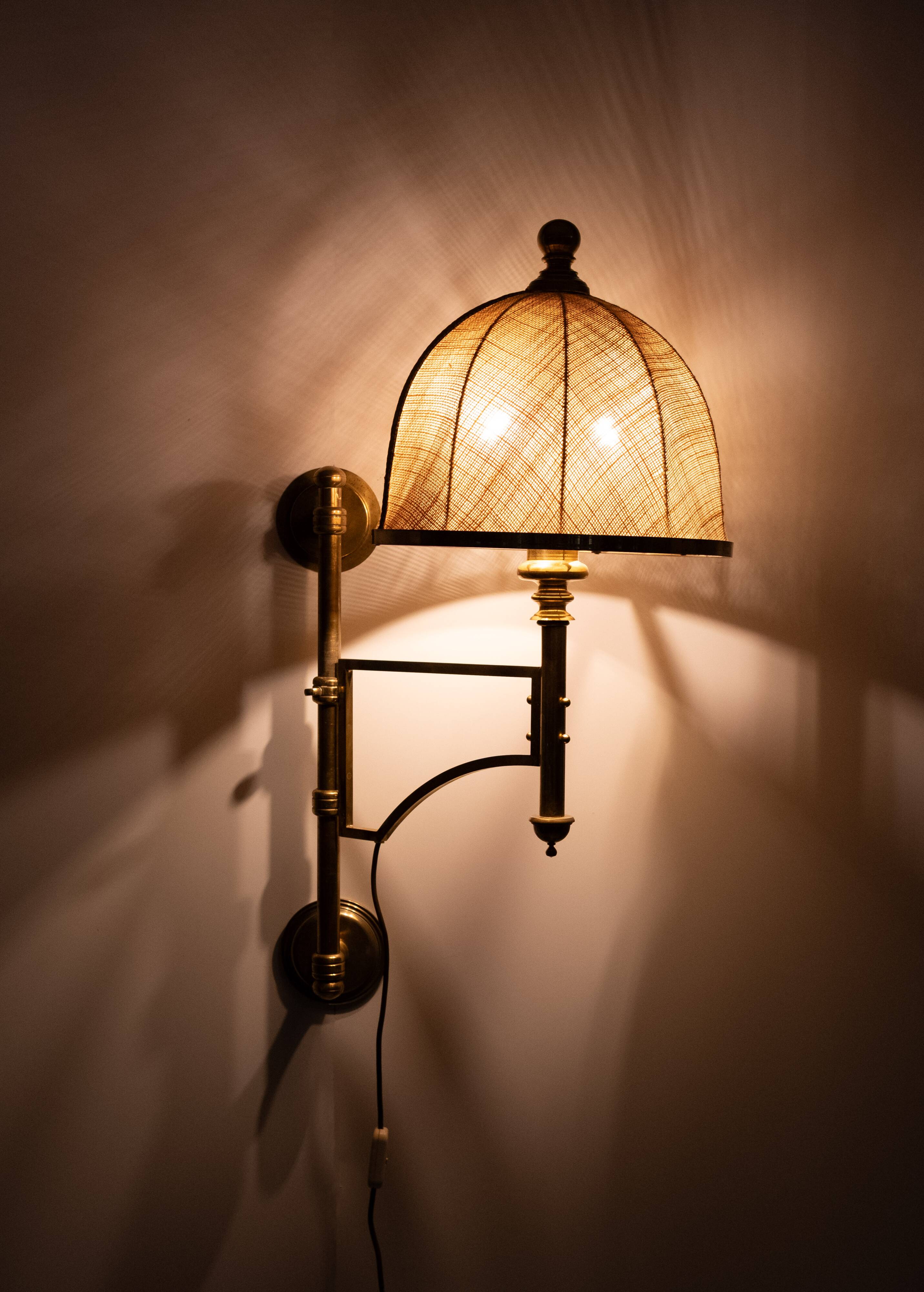 Applique murale à bras articulé en laiton réglable, abat-jour en toile de jute, Angleterre des années 1950