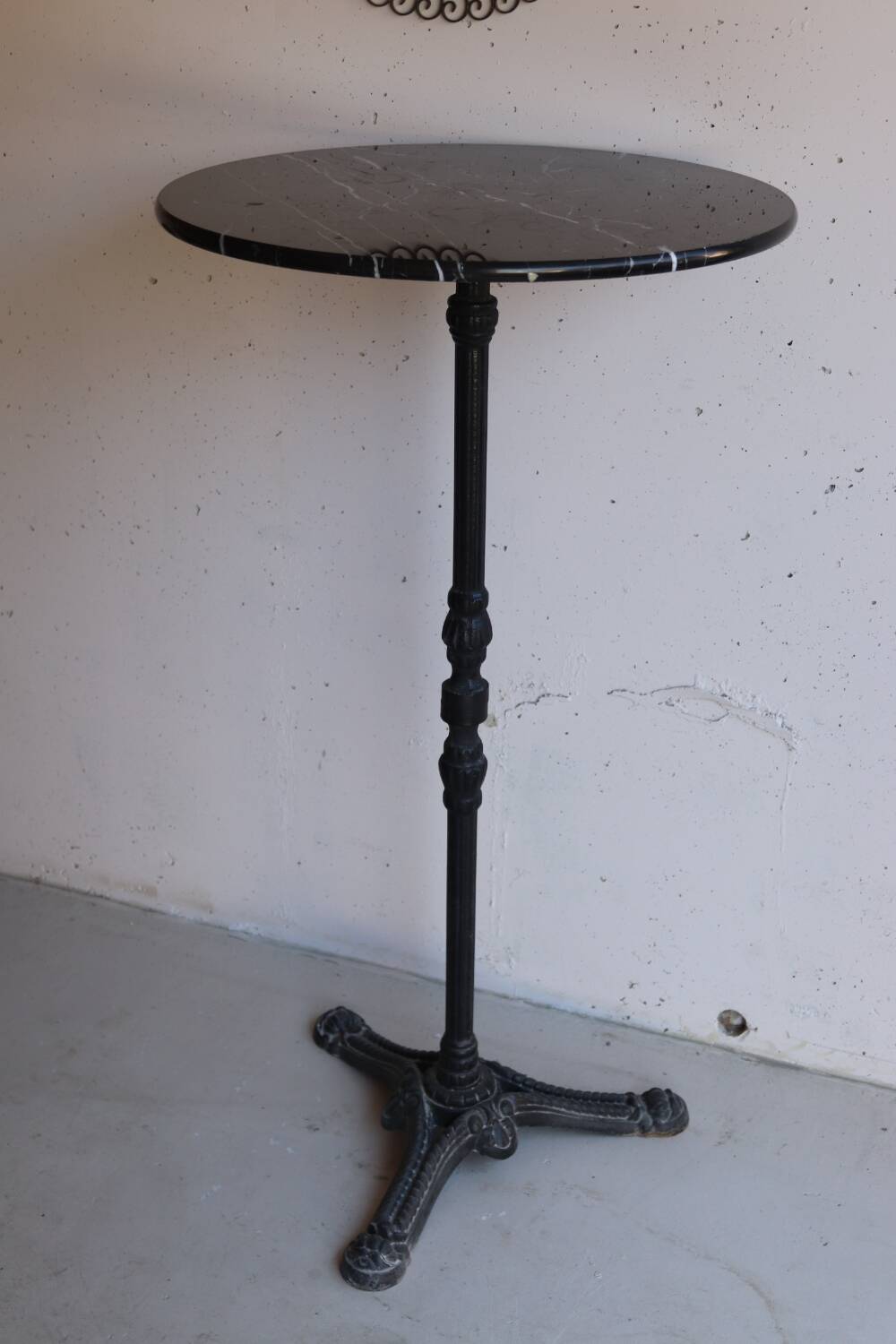 Antique bistro pedestal table in cast iron and veined black marble