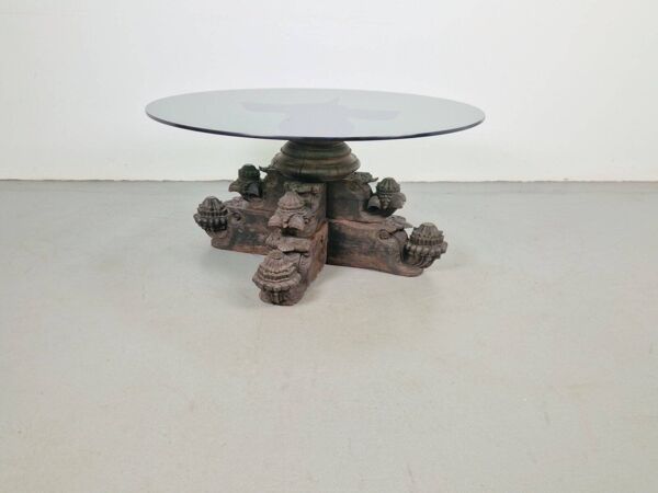 Table basse en bois dur et en verre sculptée à la main anglo-indienne, années 1890.