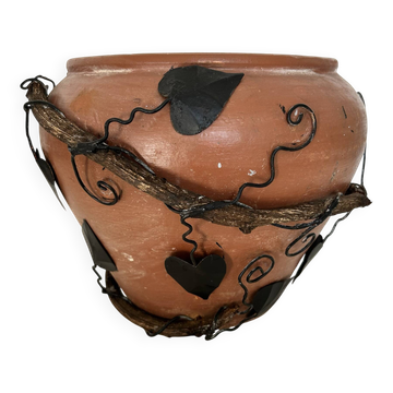 Decorative pot holder in wrought iron and wood