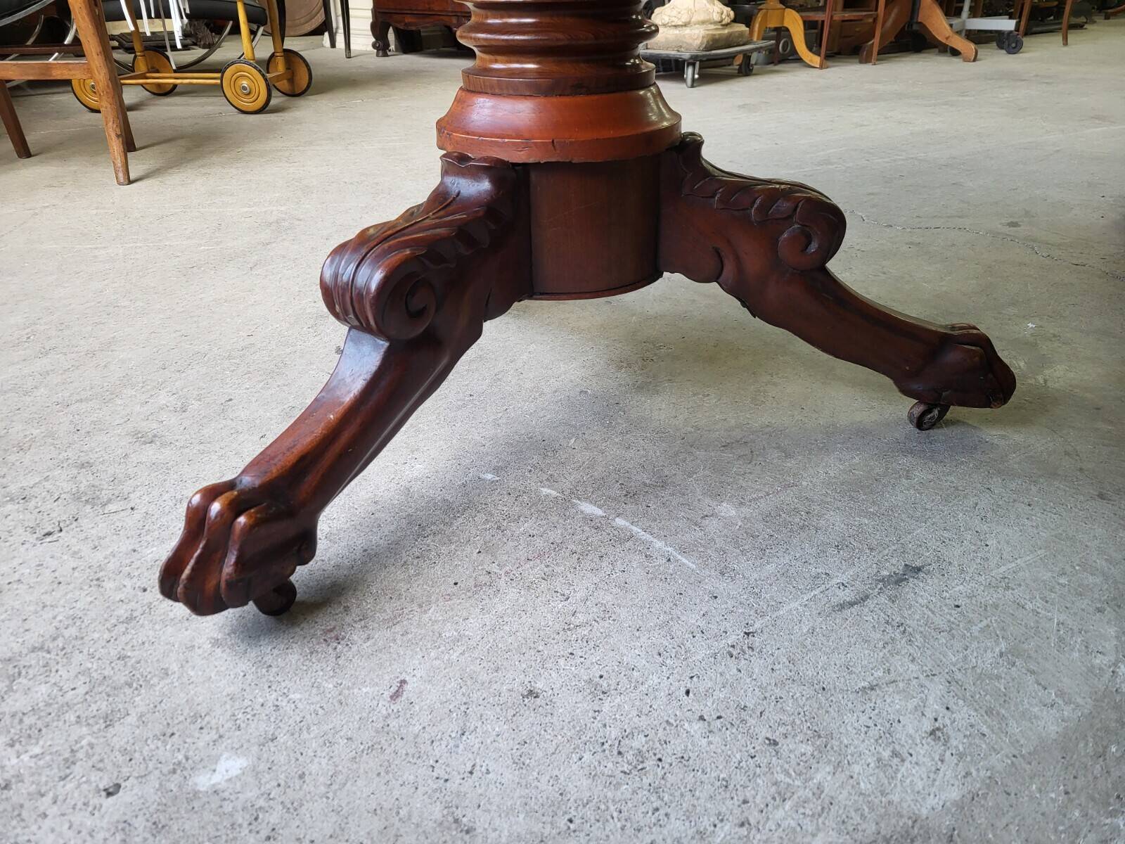 Round pedestal table with marble top and mahogany tripod from the 19th century