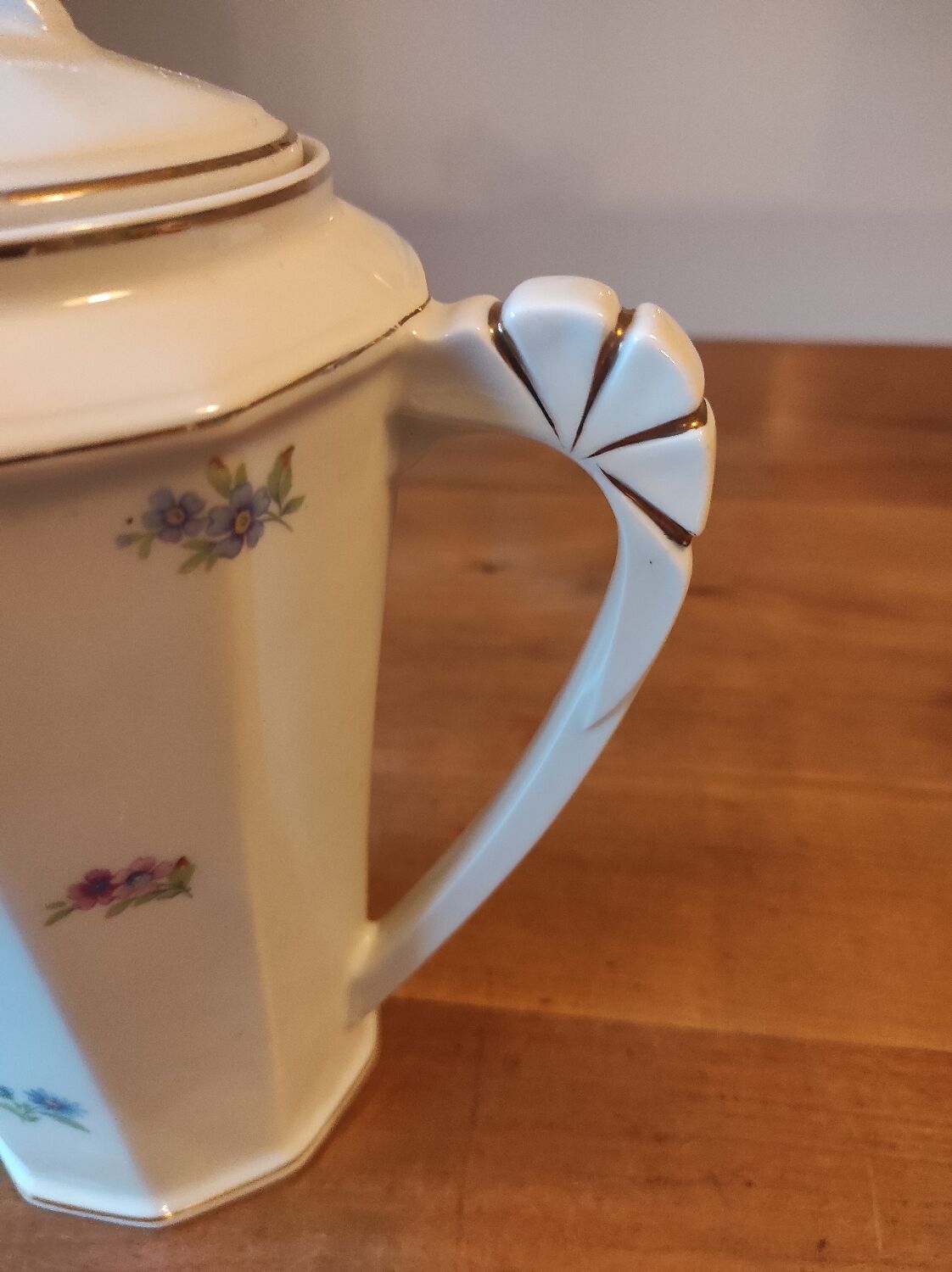 Coffee maker with floral decoration