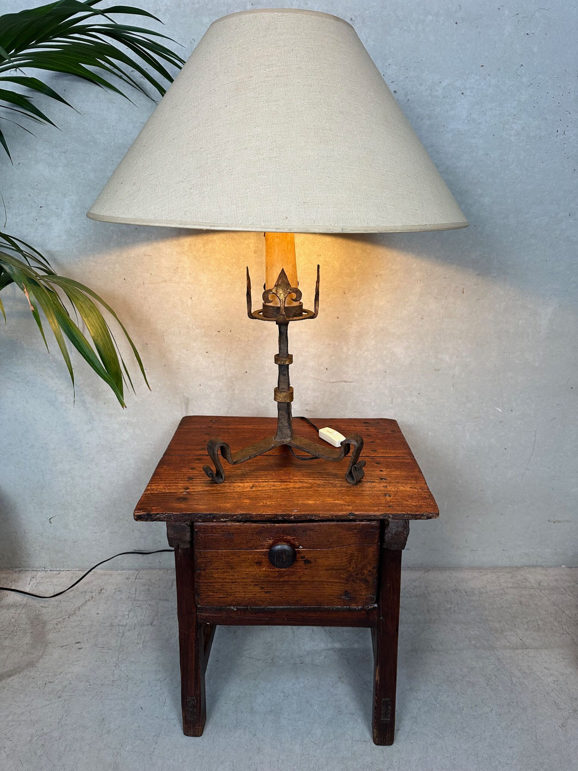 Antique Spanish brutalist table lamp – wrought iron
