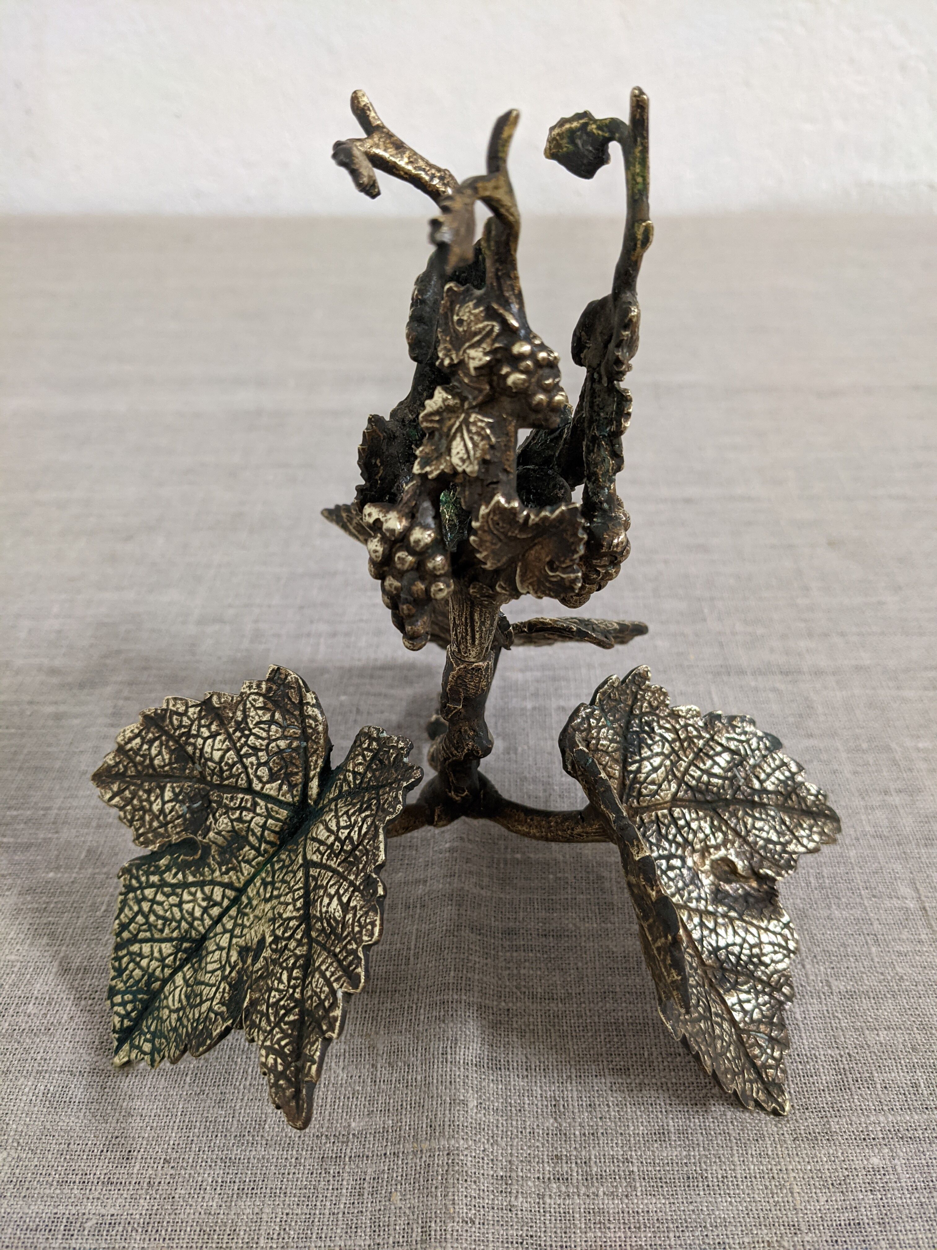 Bougeoir en bronze à décor naturaliste
