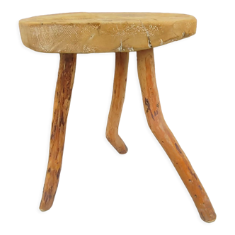 Tabouret de campagne en bois brut et piètement tripode