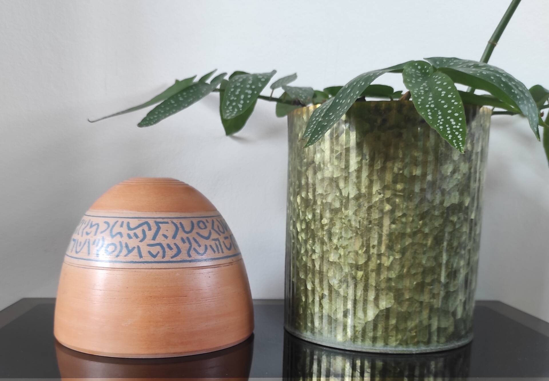 Vase dôme en terre cuite artisanale à frise peinte – Style Brutaliste