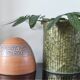 Vase dôme en terre cuite artisanale à frise peinte – Style Brutaliste