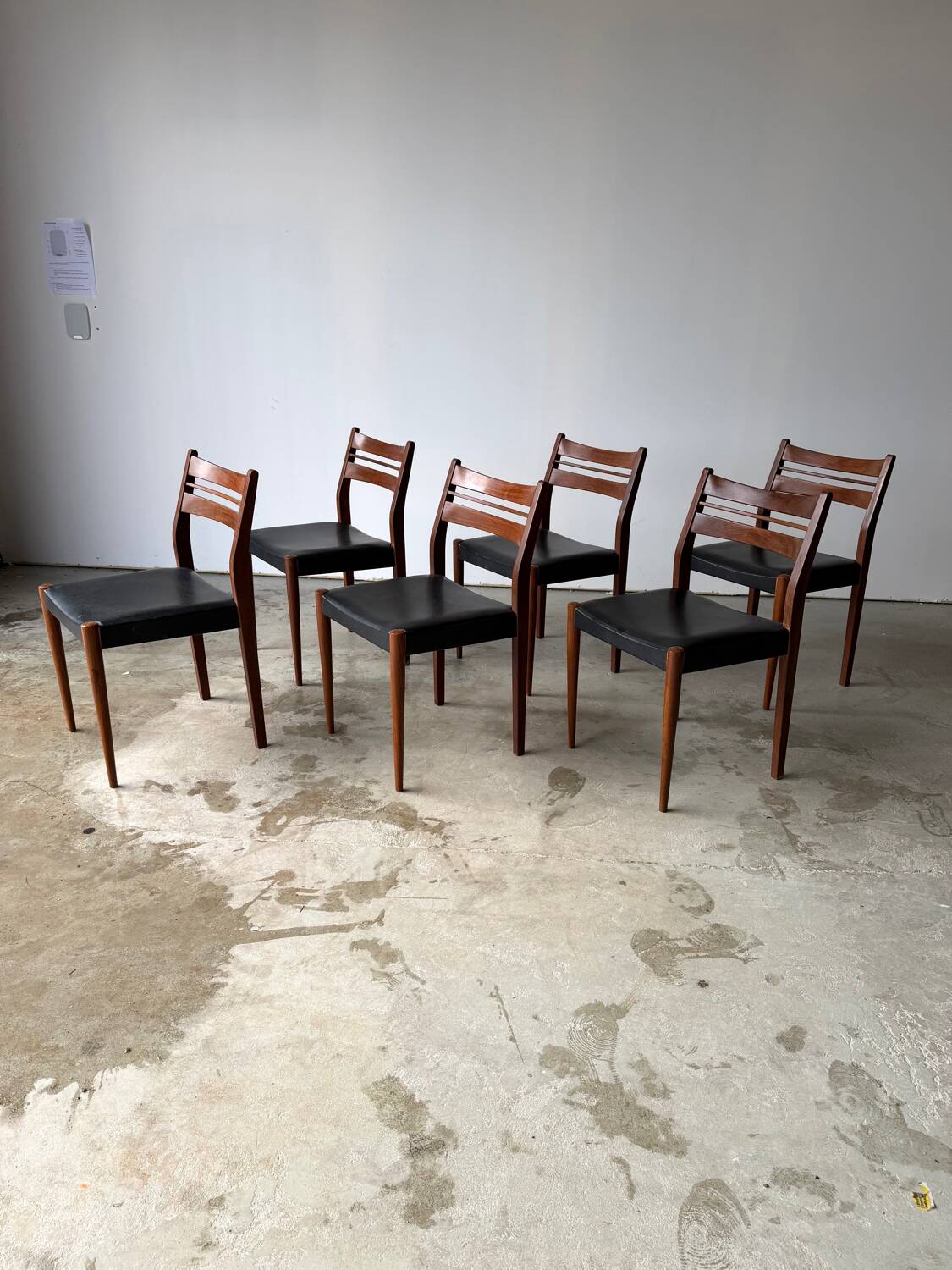 Set of 6 Scandinavian design chairs in solid teak and black Skai.