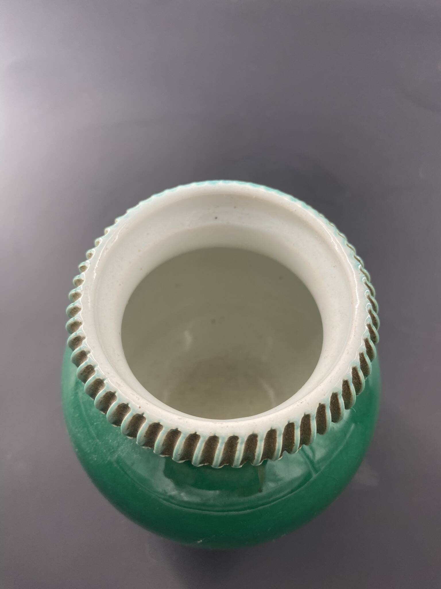 Pol CHAMBOST (1906-1983), Meeting of 2 small ovoid vases with hemmed edges in green/red earthenware