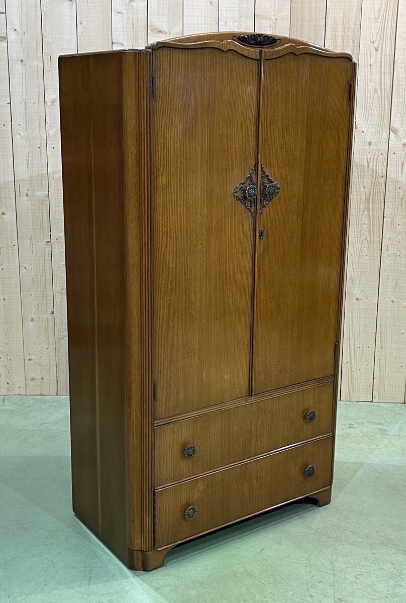 English penderie of the 1950s in oak