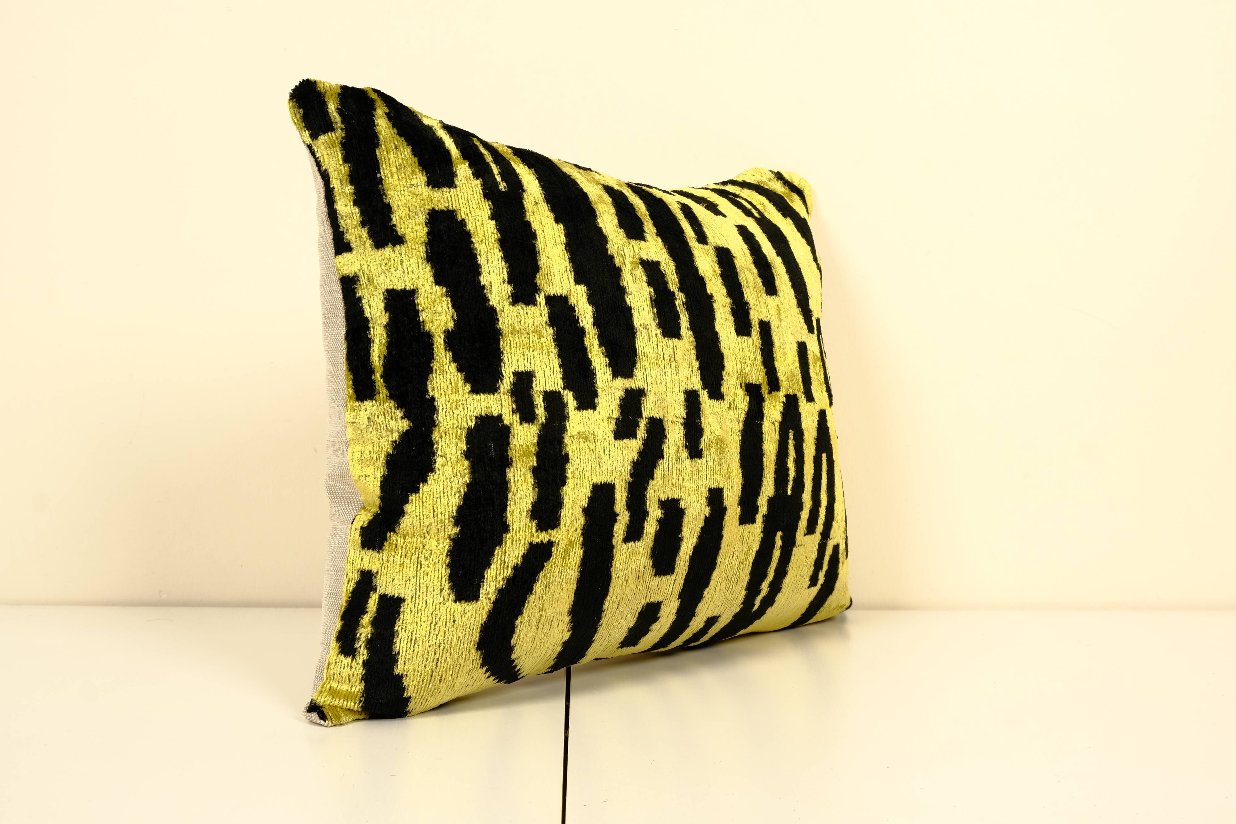 Tiger motif pillow cover